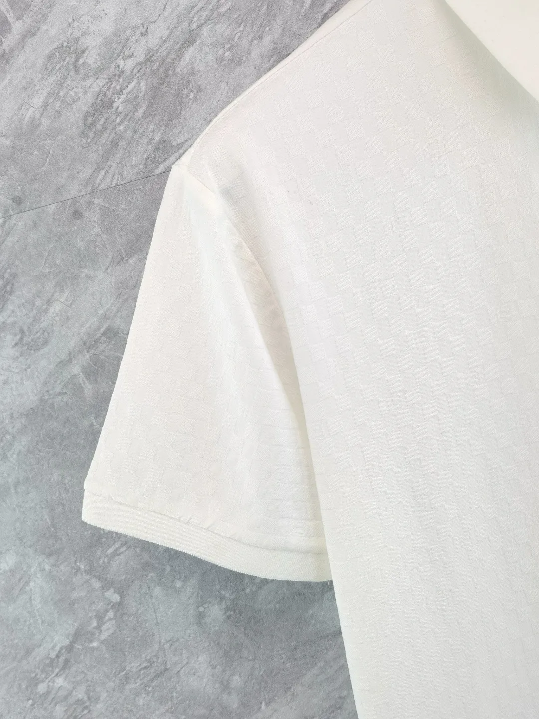 Premium Quality Balmain spring and summer full jacquard lapel short sleeves. This short sleeve is made of Tencel➕cotton fabric, with double jacquard all over. It is carefully made and the upper body is refreshing! Update your casual look. Exquisite tailoring, complete with three-label accessories. It is indeed very heavy-duty. It is a fashionable item. It is decorated with the brand LOGO on the front. It is genuine YB customized fabric and will never be faked. This piece looks really good when worn! Looks great with any combination! No gender distinction, same style for men and women Color: Black White Size: M L XL XXL XXXL